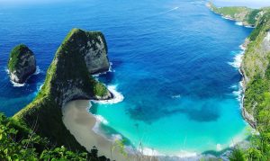 Wisata nusa penida terdapat beragam pilihan. Wisata ini dibagi menjadi dua bagian yaitu nusa penida timur dan nusa penida barat. Masing-masing tempat tour tersebut memiliki banyak wisata yang bisa dikunjungi bagi Anda wisatawan yang ingin berlibur di nusa penida. Salah satunya nusa penida barat ini, di bagian tour ini terdapat banyak tujuan tour yang bisa di kunjungi. Bila Anda ingin berkunjung kesana, sebaiknya pahami dulu wisata yang ada di tempat tersebut. Agar bisa mengatur waktu perjalanan tour di tempat tersebut. Liburan ke nusa penida barat bisa dilakukan bersama tim rekan kerja, keluarga atau sahabat. Bila sama-sama pemula maka dibutuhkan tour guide untuk memastikan perjalanan dapat dilakukan dengan lebih aman. Tour guide akan membantu dalam memandu perjalanan tour dari beberapa tujuan yang ada di nusa penida barat. Namun untuk Anda yang sudah yakin untuk melakukan perjalanan sendiri tanpa adanya tour guide tidak masalah. Anda hanya perlu ketahui lokasi dan tujuan wisata yang akan dituju saat berada di nusa penida barat. Tour Di Nusa Penida Barat Semudah Ini Berbeda lagi untuk Anda yang sibuk dengan pekerjaan dan Anda tidak bisa mempersiapkan dengan baik perjalanan tour ke nusa penida. Pilihan menggunakan paket tour nusa penida barat adalah yang terbaik. Paket tour ini dapat menjadi solusi untuk mempersiapkan perjalanan tour dari berbagai kota di seluruh wisata di nusa penida barat. Dari Kami Love nusa penida, Kami sedia paket tour nusa penida barat yang dapat jadi solusi untuk perjalanan tour Anda di nusa penida. Kami sudah siapkan jadwal perjalanan ke sejumlah tempat yang dapat dikunjungi dalam satu waktu perjalanan. Anda bisa berangkat dari pulau Bali untuk liburan satu hari ke nusa penida untuk liburan di klungkung dan balik di hari yang sama. Kami akan mempersiapkannya dengan baik untuk perjalanan Anda. Wisata Tour Yang Dikunjungi Di Nusa Penida Bagian Barat Sejumlah objek wisata di nusa penida barat dapat menjadi tujuan wisata ini. Beberapa tujuan wisata di nusa penida barat yang dapat dikunjungi meliputi : 1. Objek Wisata Pantai Kelingking Salah satu tujuan wisata yang dikunjungi saat di nusa penida barat adalah pantai kelingking. Pantai ini memiliki pemandangan indah yang tak tertandingi. Karena disini terdapat sebuah bukit yang menjorok ke laut dengan latar belakang laut biru. Sangat terlihat cantik ditambah dengan lautnya yang sangat jernih. Disini Anda bisa melihat kemunculan ikan pari manta dari atas tebing. Disampingnya juga terdapat pulau kecil berbentuk bukit yang mendampingi keindahannya. Tempat ini memang betul-betul eksotik yang menjadikannya wajib untuk Anda kunjungi jika Anda memutuskan untuk liburan di nusa penida bagian barat. 2. Objek Wisata Pasih Uug / Broken Beach Pasih uug atau broken beach adalah wisata yang terdiri dari bukit-bukit berkapur. Bukit yang menjorok ke laut ini selain indah juga memang cukup unik, karena pada bagian tengah bukit terdapat lubang raksasa yang air lautnya bisa masuk seolah terjebak di sebuah tempat. Tidaklah heran bila obyek wisata yang satu ini cukup populer dan banyak dikunjungi oleh wisatawan. Ditambah dengan kawasannya yang masih alami dan belum terjamah membuat pesonanya semakin indah. Bagi Anda yang ingin merasakan sensasi berbeda, berkunjung kesini adalah yang paling direkomendasikan. Karena disini Anda bisa berfoto selfie untuk diabadikan di media sosial milik Anda. 3. Objek Wisata Angel’s Billabong Bila Anda sudah berada di nusa penida bagian barat, tak seru rasanya bila tak berkunjung ke Angel's Billabong. Tidak hanya bisa dinikmati sebagai pemandangan alam indah dan menawan, tetapi Anda juga bisa merasakan kesegaran laut yang bening dan jernih. Nama angel’s billabing sendiri diambil karena aliran sungai bermuara di tempat buntu pada cekurang karang di pinggir laut. Airnya yang jernih menjadikan warna-warni permukaan karang menjadi terlihat jelas. Namun bila Anda ingin kesini, pastikan Anda perhatikan gelombang air laut. Jangan kesini bila gelombang sedang tinggi karena akan berbahaya bila mandi disini. Anda cukup bersantai dengan melihat pemandangan yang indah. 4. Objek Wisata Pantai Crystal Bay Wisata lain yang bisa dinikmati di nusa penida bagian barat adalah Crystal Bay Beach. Disini Anda akan merasakan kesan yang sangat spesial, karena air lautnya yang sebening crystal. Ditambah dengan pasir putihnya yang terhampar luas sepanjang 1 kilometer, tidak hanya cocok untuk dijadikan sebagai tempat bersantai, berjemur, atau bermain pasir. Tapi cocok untuk rekreasi snorkeling dan diving. Buat Anda yang hoby memancing, Anda juga bisa memancing disini untuk merasakan strike ikan-ikan di karang pantai ini. Ditambah dengan adanya pulau kecil di tengah pantai seolah menjadi benteng alami pantai ini dari gelombang ombak. Dengan perpaduan keindahan menjadikannya spektakuler di waktu senja, alam sunset dapat menghiasi beranda media sosial milik Anda. Semua tempat wisata diatas dapat dikunjungi menggunakan paket tour nusa penida barat, pastinya takkan terlupakan jika Anda memutuskan untuk liburan kesini. Anda takkan kecewa dengan liburan yang mengesankan.